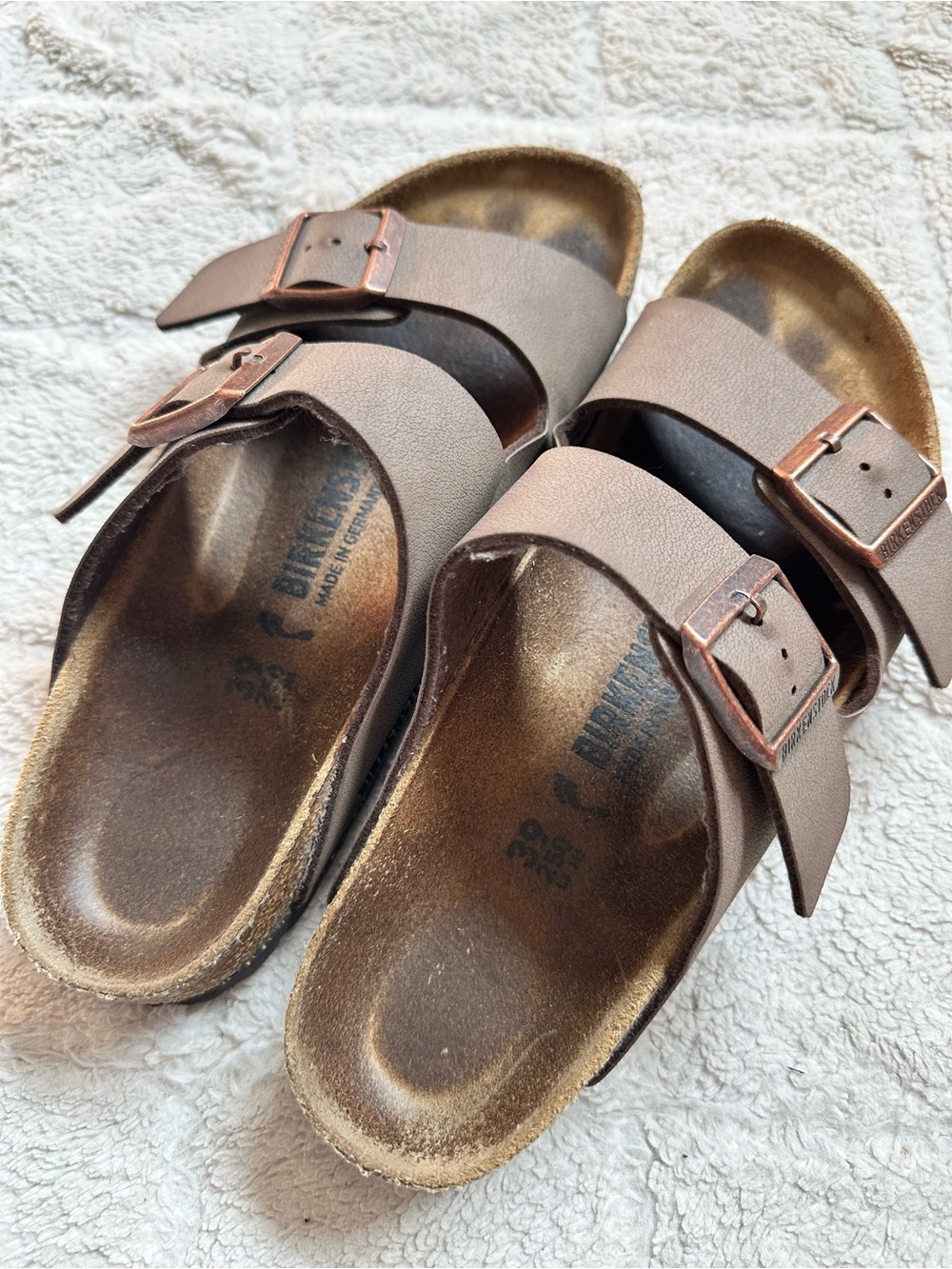 Birkenstock | Arizona Oiled Leather Tobacco Brown Two Strap Sandals | Size 39 - Picture 14 of 15